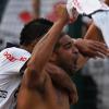 Adriano explode com o Pacaembu e comemora o primeiro gol com a camisa do Corinthians