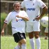 Com o uniforme do Corinthians, Scrates bate bola acompanhado de Lula