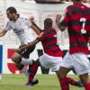 Danilo tenta proteger a bola da marcação do Flamengo