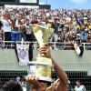 Na volta ol�mpica, torcedores e torcida comemoram com a ta�a