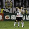 Leandro Castan comemora com Chico o gol que abriu o placar