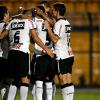 Aps o gol do Corinthians, jogadores comemoram abraados