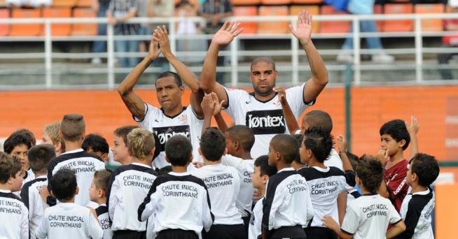 Ramirez e Adriano entraram em campo hoje como titulares, e cercado de crianças aplaudiram a torcida
