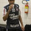 Danilo bebendo refrigerante antes da partida comear