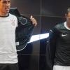 Paulinho e Liedson mostrando a camisa nova do Corinthians