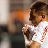 Após o gol, Fabio Santos beija a camisa do Corinthians