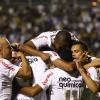 Jogadores do Corinthians comemorando o primeiro gol da partida