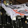 Com bandeiras, e embaixo de chuva, a torcida apoia o Corinthians