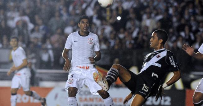 Paulinho observa o jogador vasca�no