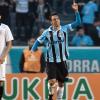 Marco Antonio comemora o gol de Grêmio enquanto Weldinho lamenta
