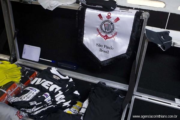 Escudo e uniformes do Corinthians preparados para receber o time