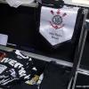 Escudo e uniformes do Corinthians preparados para receber o time
