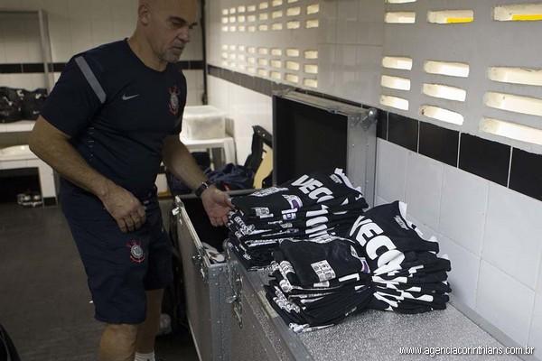 Roupeiro do Corinthians prepara os uniformes dos jogadores