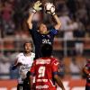 Danilo observa a bola levantada na área do Independiente de Medellin