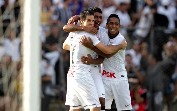 Martinez comemora com os jogadores o gol do Corinthians