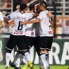 Jogadores comemoram o segundo gol do Corinthians