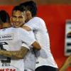 Guerrero comemorando o primeiro gol do Corinthians