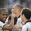 Jogadores comemoram com o Iarley o primeiro gol do Corinthians