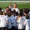 Ronaldo é completamente rodeado de crianças ao entrar no campo