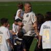 Ronaldo é rodeado de crianças ao entrar no campo