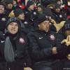 Time do Corinthians tenta se proteger do frio enquanto assiste a partida do Al Ahly
