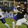 Guerrero se prepara para chutar contra o gol do San Jos