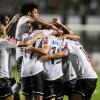Jogadores do Corinthians comemoram o fim do jejum de gols de bola parada