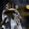 Guerrero e Ralf se abraçam após o gol