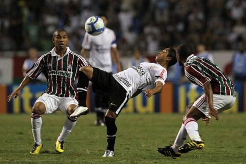 Jorge Henrique dominando a bola de coxa