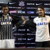 Paulinho e Pato mostram a noca camisa do Corinthians