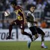 Guerrero disputa a bola no ataque do Corinthians