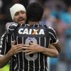 Danilo comemora o gol com Paulinho