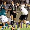Pato disputa a bola com jogador do Goiás