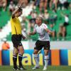 Roberto Carlos reclama com o árbitro Sálvio Spíndola pelo primeiro gol mal anulado do Corinthians