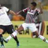 Ralf protege a bola da marcao do Fluminense