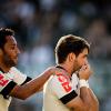 Pato e Ibson comemoram juntos o gol do Corinthians