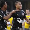 Dentinho e Paulinho comemorando o segundo gol do Corinthians