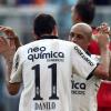 Danilo agradece Roberto Carlos pelo cruzamento perfeito no segundo gol