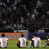 Antes da partida comear, jogadores do Corinthians participam de protesto contra CBF