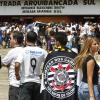 Torcedores do Corinthians chegam ao Serra Dourada para enfrentar o Goiás