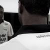 Jucilei se olhando no espelho depois de vestir a nova camisa do Corinthians