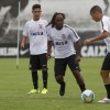 Vagner Love batendo bola com a molecada da base do Corinthians