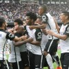 Jogadores comemorando o terceiro gol contra o Joinville