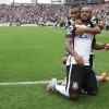 Malcom comemorando com Vagner Love o terceiro gol do Corinthians