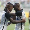 Vagner Love e Malcom comemorando o segundo gol do Corinthians