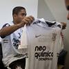 Jorge Henrique segurando a nova camisa do Corinthians