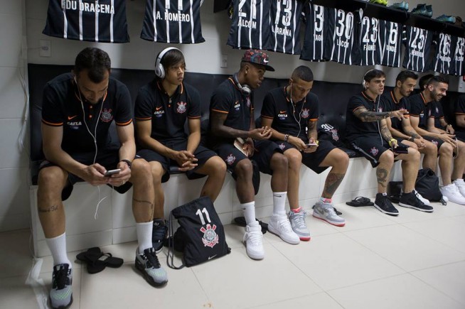 Jogadores do Corinthians no vestiário, em São Januário