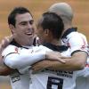 Jogadores do Corinthians abraçando Liedson após ele ter marcado o gol