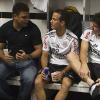 Ronaldo, no pr-jogo, visita os jogadores do Corinthians no vestirio
