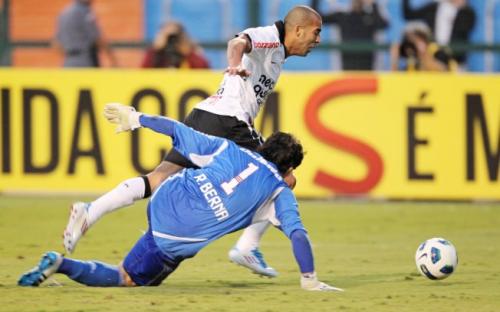 Emerson Sheik criou boas jogadas contra seu ex-time